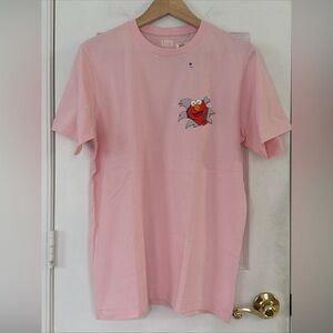 KAWS x UNIQLO Sesame Street PINK ELMO T -SHIRT Size MEDIUM NEW NWT RARE!